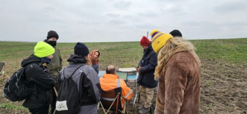 Dr. C. Mischka (Orange Jacke, überschaubarer Haarwuchs) zeigt die erste Magnetikauswertung schon im Feld.