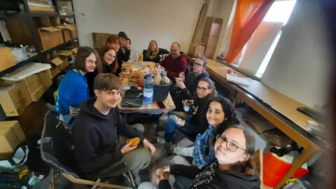 Innendienst 5: Selbst beim Mittagessen bleiben die Studierenden glücklich.