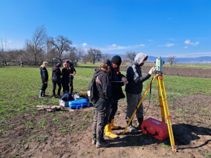 Die Ausbildung geht weiter: Tachymeter- und DGPS-Einsatz bei der Begehung in Topoliţa „NW de Sat“.