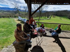 Das Team macht Mittagspause in der Sonne vor dem Musée des Cavernes du Volp