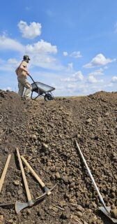 Archäologie ist die Wissenschaft des Spatens. Und der Spitzhacke, der Kreuzhacke, der Schaufel, der Schubkarre und der sehr hohen Abraumhaufen!