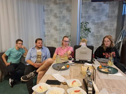 Nach dem Essen wird weiter gearbeitet! M. Trodler erklärt seinen KomilitonInnen die Auswertung der Magnetikdaten.