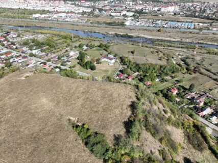 Das Plateau vom Masivul Bolovoaia aus der Luft. Gut sichtbar, als unbebauter Hügel direkt an der Bistrita: Der Fundplatz Valeni 'Cetatuia'.