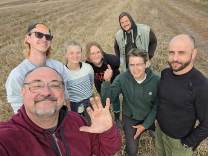 Das gesamte Team: Dr. C. Mischka, M. Trodler, H. Schilmeier, C. Moor, D. Sipos-Kulcar und T. Tyckov, zusammen mit Dr. V. Diaconu (von links)