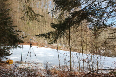 Aufbau des DGPS auf einer Lichtung. Im Wald kann aufgrund der fehlenden Verbindung zu den Satelliten nicht präzise gemessen werden.