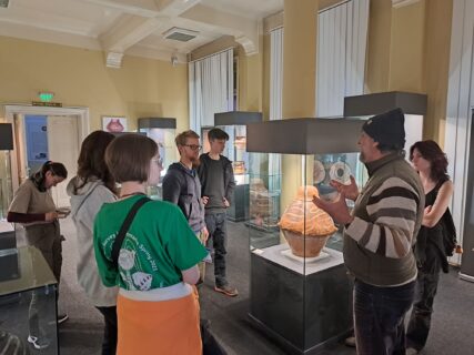 Dr. C. Preoteasa (CMMN) führt das Team im Cucueni-Art Museum in die Keramik der einzelnen Cucuteni-Epochen ein.