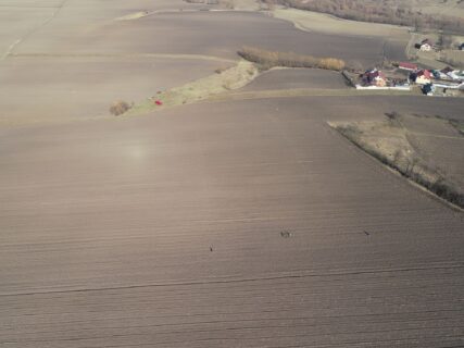 Das Team ist ganz verloren in der Weite der Landschaft, hier auf dem Fundplatz Târpeşti 'Râpa lui Bodai'.