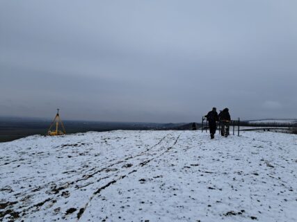 Gut, dass der Schnee nur auf den Bergen liegt. Schlecht, dass Costişa „Dealul Corneşti“ ein Berg ist.