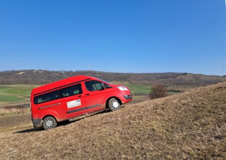 Die Suche nach neuen Fundplätzen führt das Team auch abseits ausgetretener Pfade.