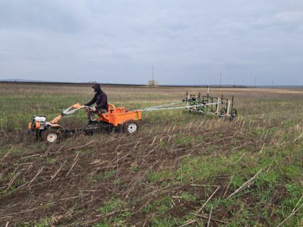 Es muss improvisiert werden! Mit einem ATV oder Geländewagen lassen einen die Landwirte hier nicht auf ihre Flächen. Der Einachsschlepper ist viel leichter und daher unproblematisch.
