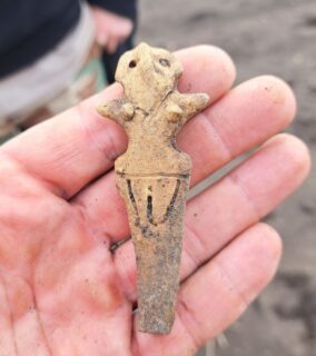 Der Fund im Detail: Eine vollständig erhaltene Cucuteni B Frauenstatuette.