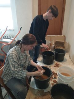Innendienst 1: F. Popp und D. Gräf waschen die gefundenen Fundstücke.