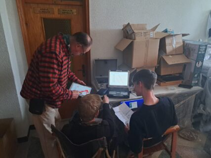 Innendienst 6: Dr. C. Mischka mit M. Gruber und D. Gräf bei der Auswertung der Geomagnetik.