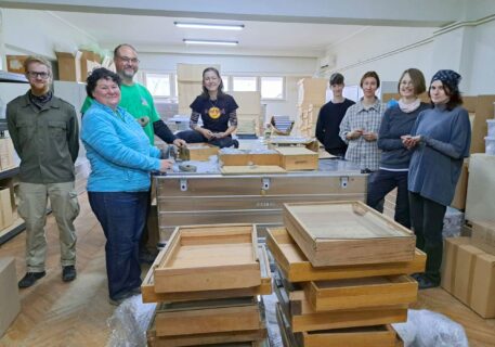 Das Team im Magazin des Museums von Botoșani: Martin Gruber, Dr. Adela Kovács (Museum Botoșani), Dr. Carsten Mischka, Fin Portenhauser, Dario Gräf, Franziska Popp, Josina Sieler und Kara Neßhöver (v.l.).