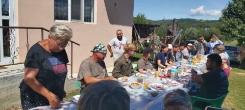 Besuch 2: Das Team beim gemeinsamen Mittagessen bei den rumänischen und chinesischen Kollegen in Dobrovăţ.
