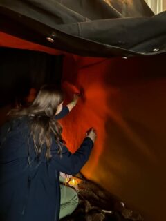 Malen in der Höhle (Foto: F. Nordmann).