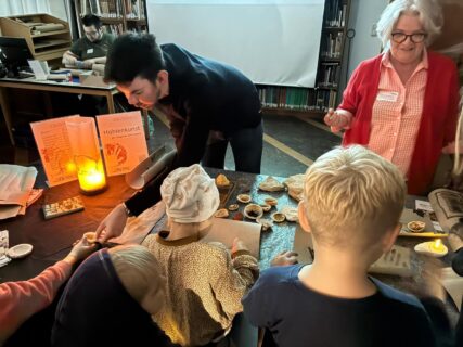 Die Kinder probieren die Farben für die “Höhlenwand” aus (Foto: F. Nordmann).