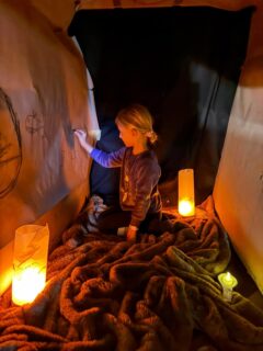Malen in der Höhle (Foto: F. Nordmann).
