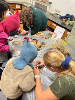 Schmuckbasteln mit Muscheln und Perlen in der Werkstatt (Foto: L. Bauer).