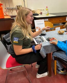 Stolz wird eine gravierte Schieferplatte präsentiert (Foto: F. Nordmann).