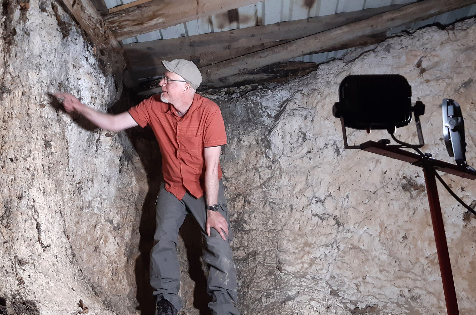 Prof. Th. Uthmeier in der Sesselfelsgrotte